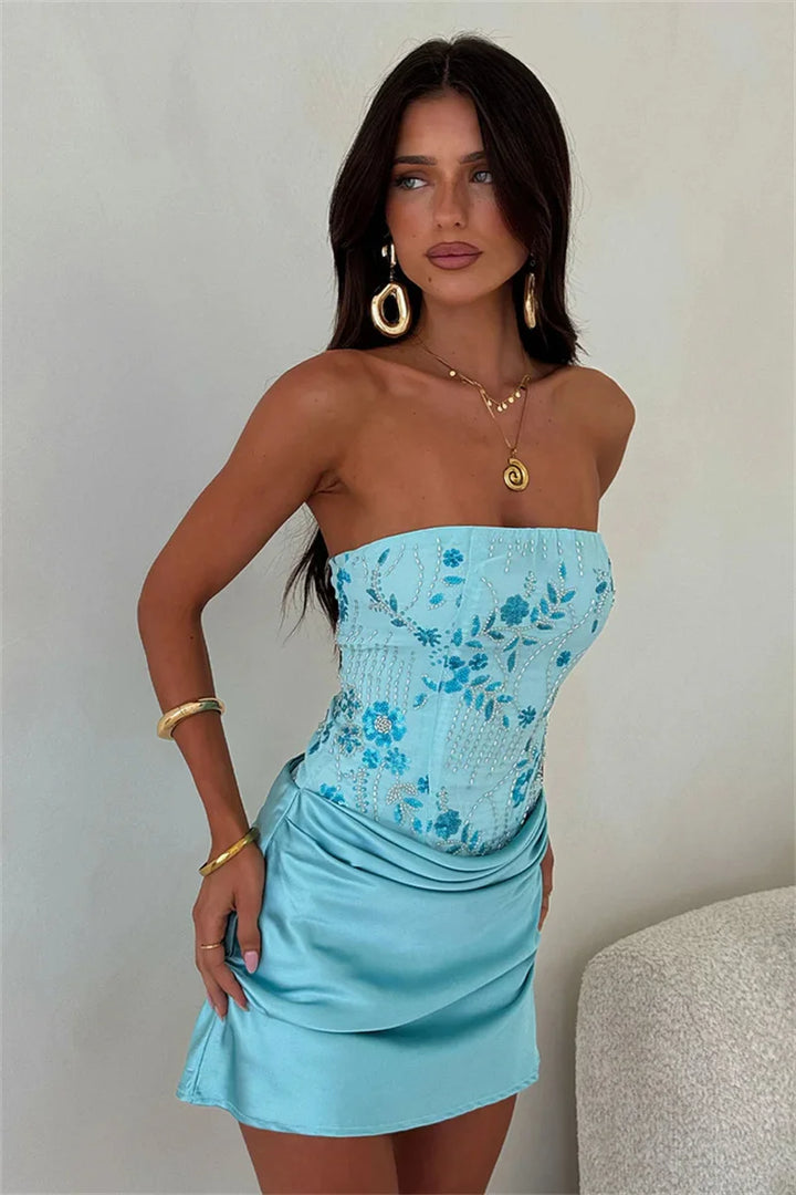 שמלת מיני סטרפלס סאטן בעיצוב קשירה בגב להצמדה במותן בעיטור פייטים וחרוזים - מורל