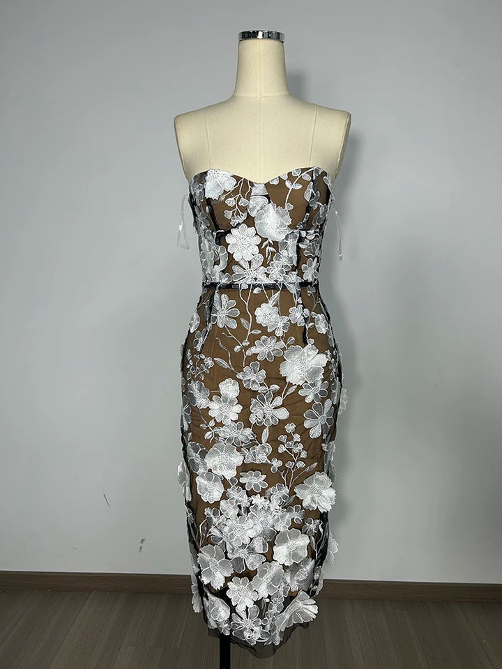 שמלת מידי סטרפלס בעיצוב רקמת פרחים - מוריה