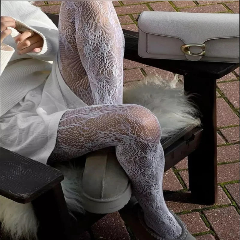 גרביונים במגוון עיצובים: תחרה / רשת / פרחים / חורים / פפיונים