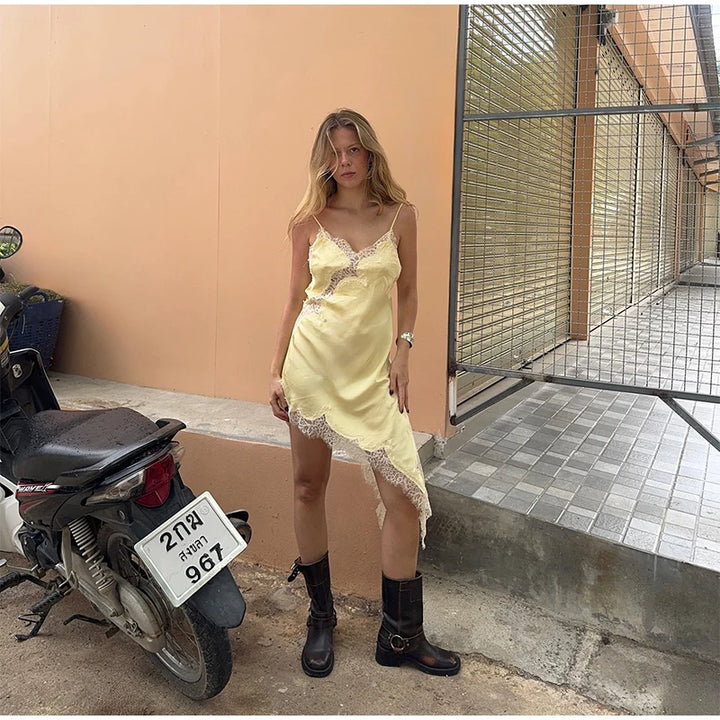שמלת מיני סאטן בעיצוב אסימטרי ושסע בעיטור תחרה - אלארי