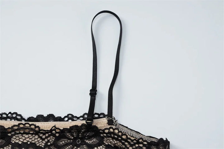 שמלת מידי צמודה בעיצוב פייטים מנומר ותחרה - רוקסי