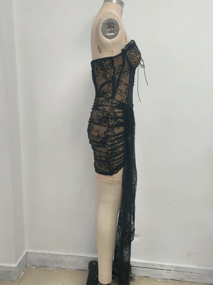 שמלת מיני תחרה בעיצוב מחוך קשירה בעיטור שובל - דיאנה