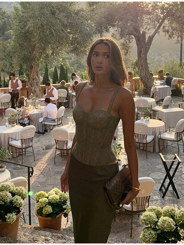 סט שני חלקים מחוך בגד גוף בעיצוב תחרה וחצאית מקסי סאטן - בל