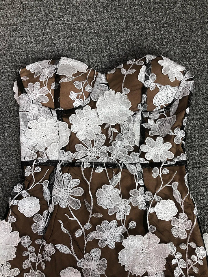 שמלת מידי סטרפלס בעיצוב רקמת פרחים - מוריה