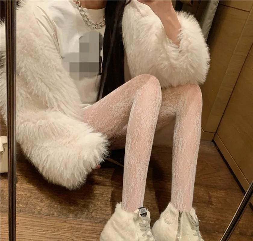 גרביונים במגוון טקסטורות וגוונים: תחרה / לבבות / פפיונים / פרפרים / רשת / זרקונים / כוכבים