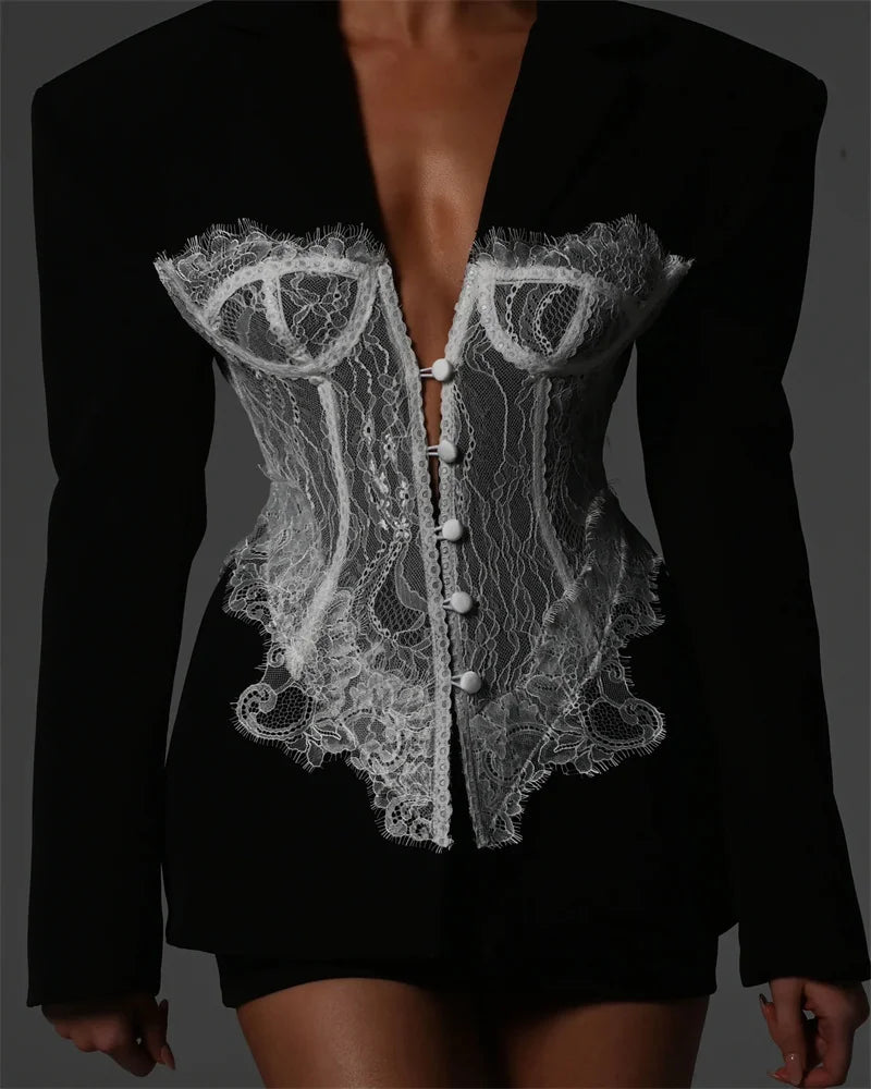 בלייזר מחויט בעיטור תחרה - רוסי