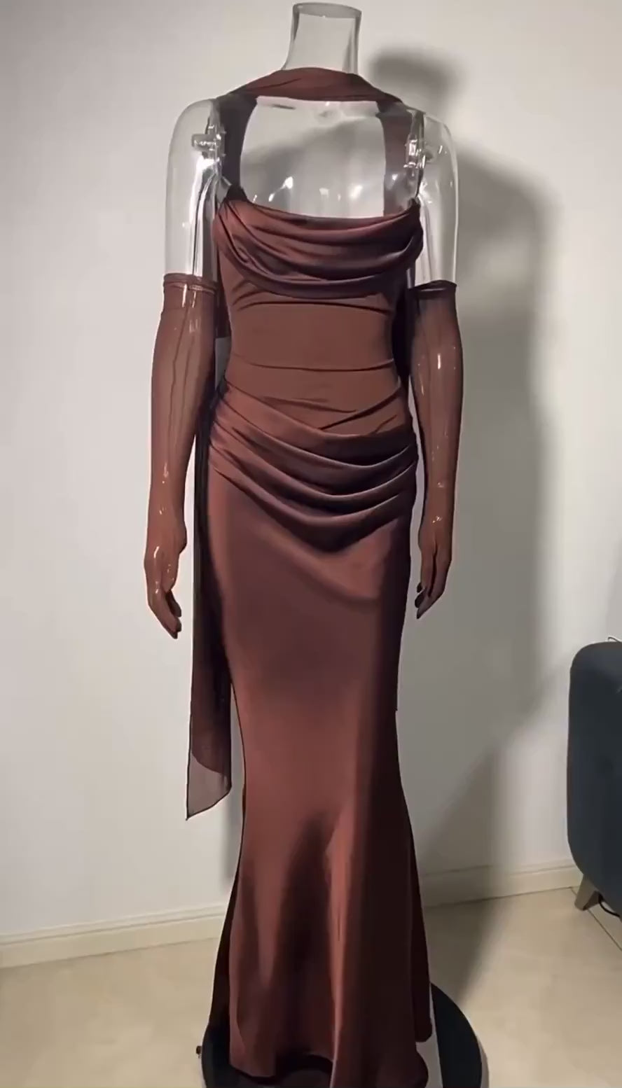 שמלת מקסי סטרפלס קשירה בגב להצמדה במותן בעיצוב קיפולים ושיפון בעיטור צעיף וכפפות - ELLE